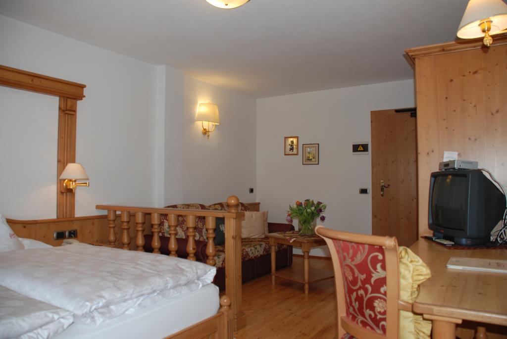 Hotel Flora Selva di Val Gardena Room photo